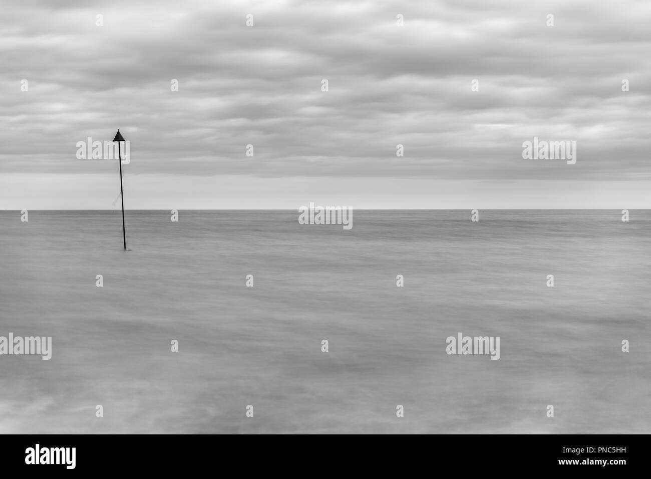 Minimalistischer lange Belichtung Blick aus Meer bei Bawdsey, Suffolk, England. Frame enthält eine Menge leerer Raum Stockfoto