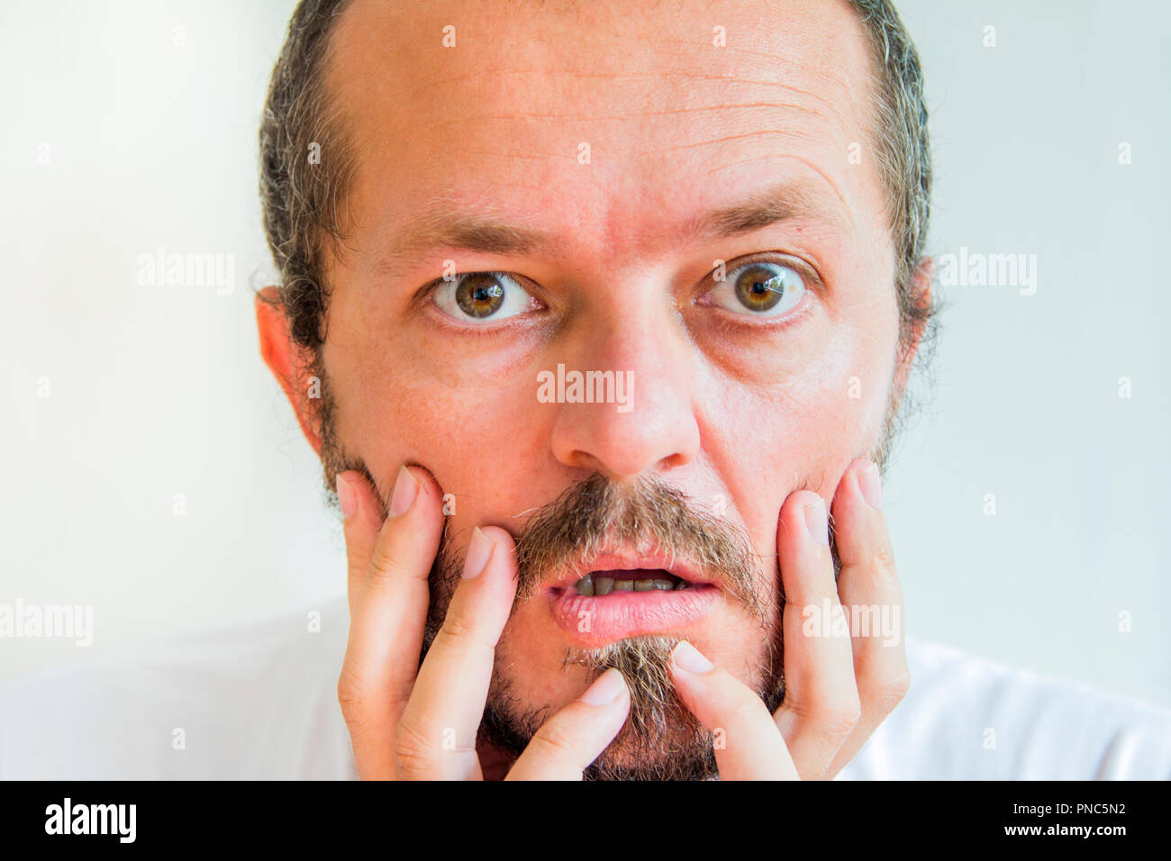 Nahaufnahme, Porträt Bart und Schnurrbart Mann, schockierte Ausdruck Stockfoto
