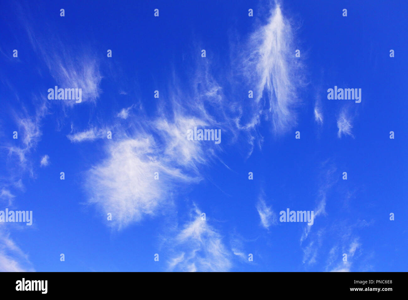 Hohe Zirruswolken, ideal für den Einsatz als Hintergrund - Johannes Gollop Stockfoto