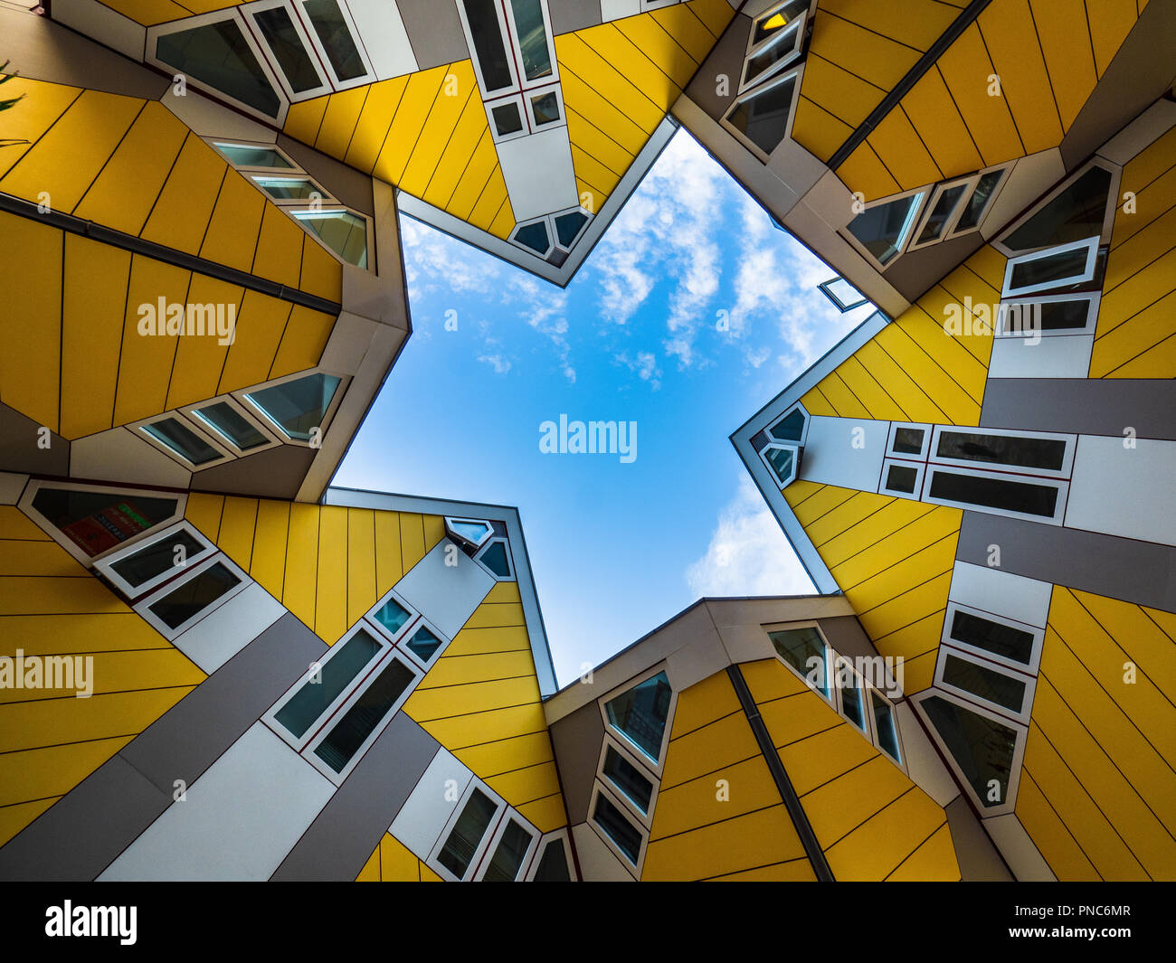 Cube Häuser Rotterdam - von Piet Blom entworfen und in den 70er Jahren erbaut, ursprünglich vorgesehen, dass jedes Haus einen Baum, das Ganze ist ein Wald vertreten Stockfoto
