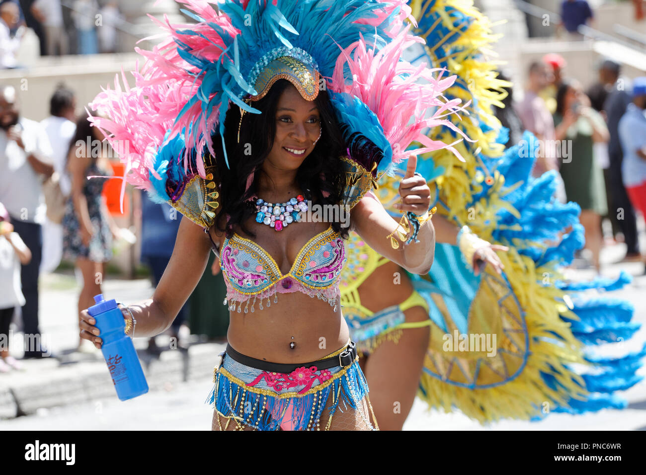 Montreal, Kanada. Eine kostümierte Frau beteiligt sich an der Carifiesta Parade in der Innenstadt von Montreal. Stockfoto