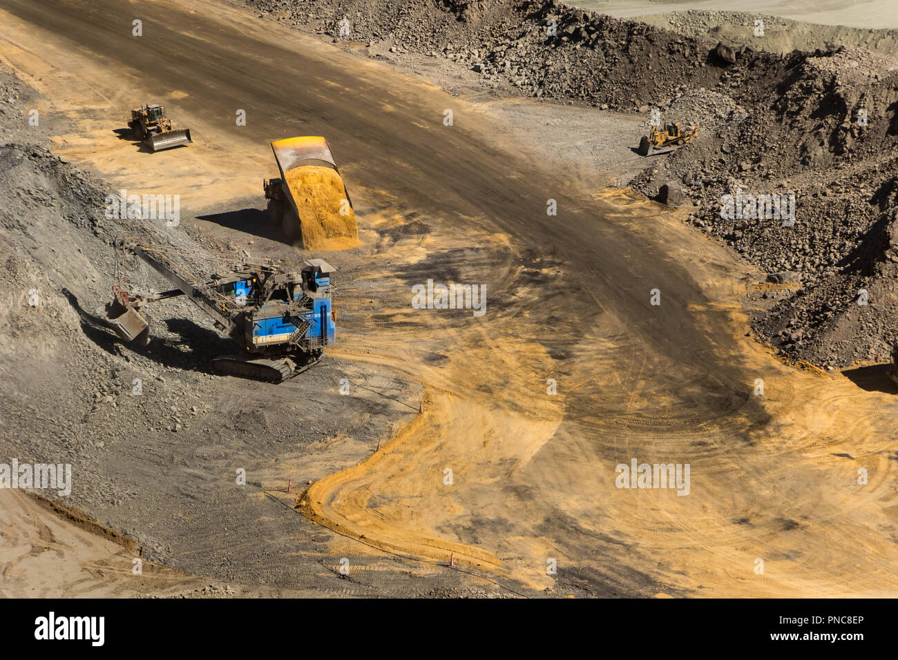 Eine offene Grube Diamantenmine in Botswana mit schweren Maschinen vor Ort. Stockfoto