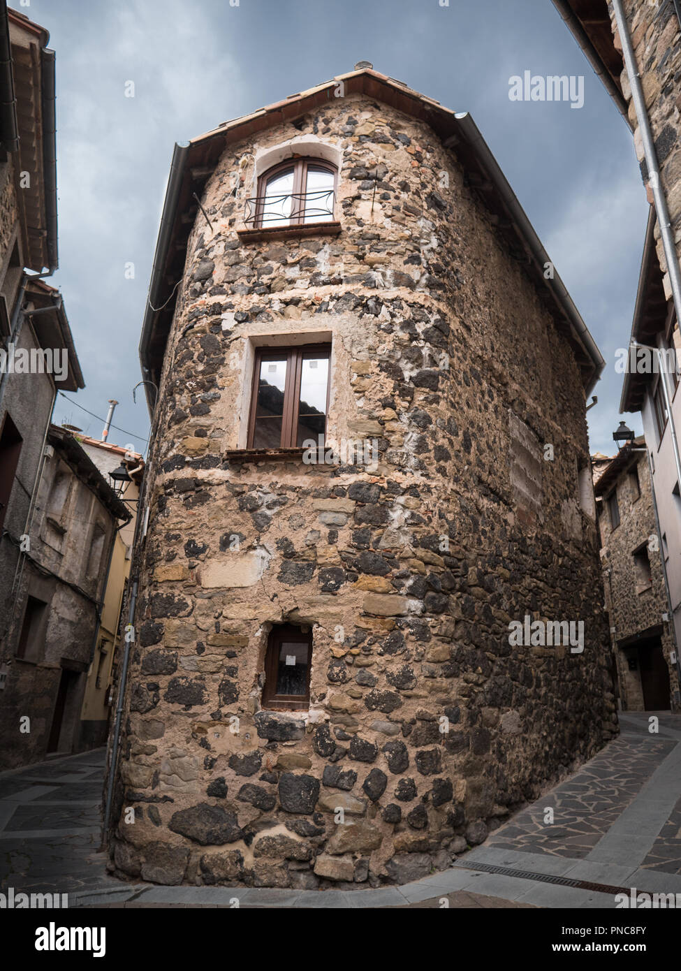 Vertikale Ansicht eines typischen Lavagestein Gebäude in Castellfolit de la Roca Stockfoto