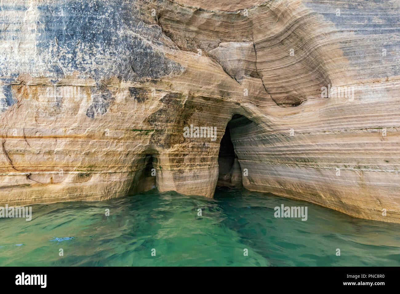 Eine Höhle unter Bergleute Schloss am Lake Superior in der Nähe von munising Michigan. Bergleute Schloss ist Teil der Abgebildeten Rocks National Lakeshore Stockfoto