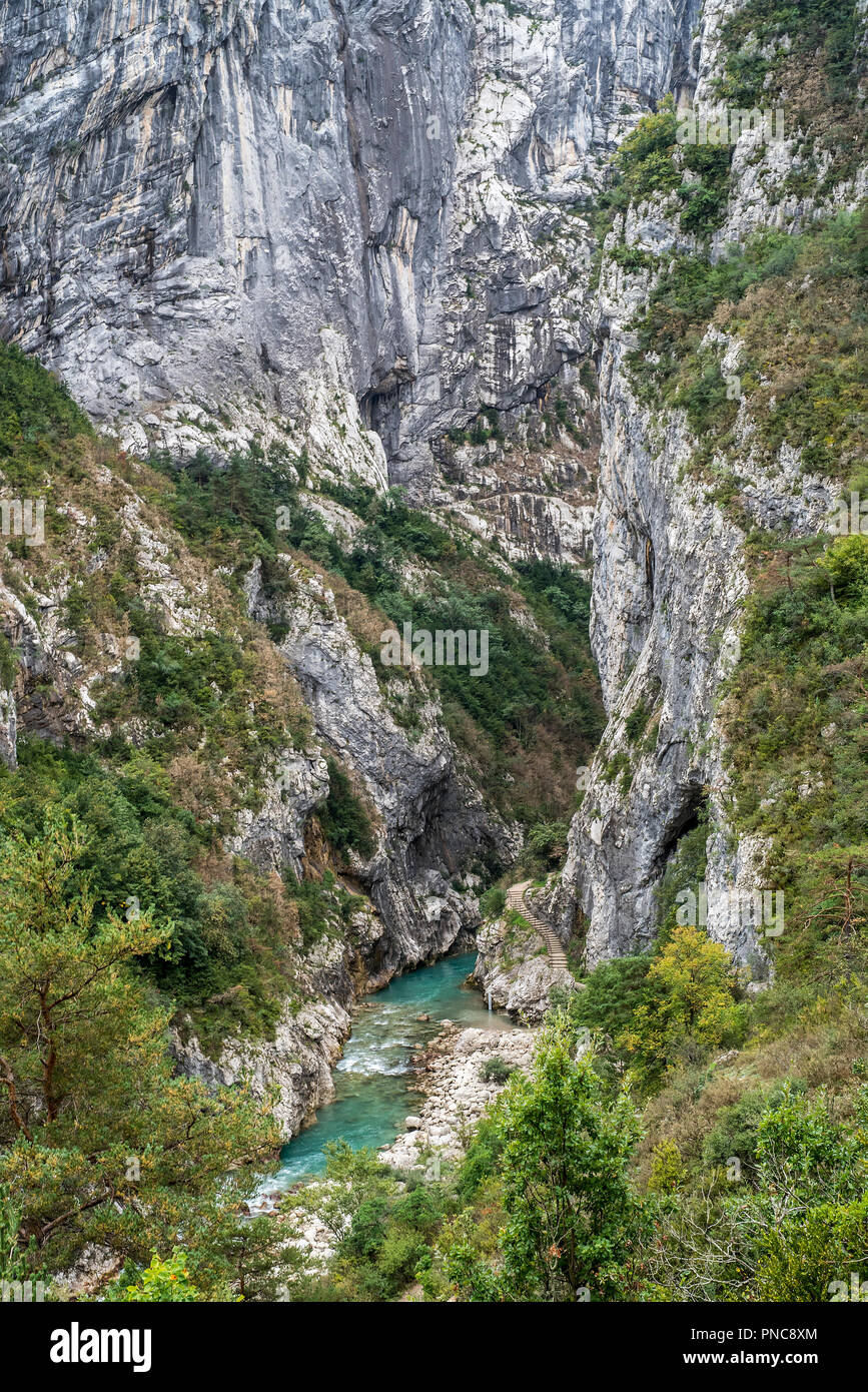 Fluss Verdon und dem Beginn des Sentier Martel Couloir Samson in den Gorges du Verdon Verdon Schlucht / Canyon, Provence-Alpes-Côte d'Azur, Frankreich Stockfoto