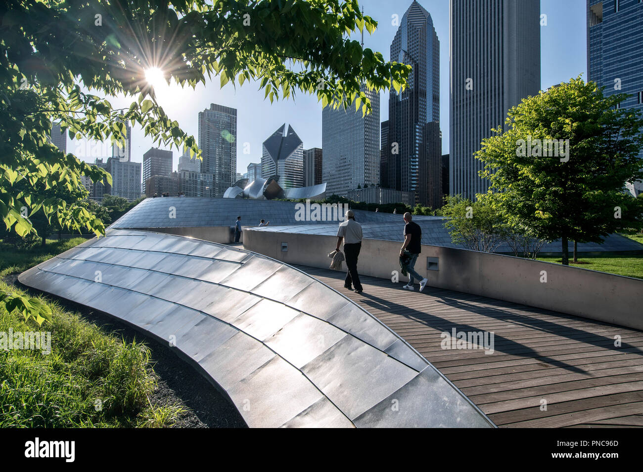 BP Fußgängerbrücke von dem Architekten Frank O. Gehry mit Chicago, IL Skyline. Stockfoto