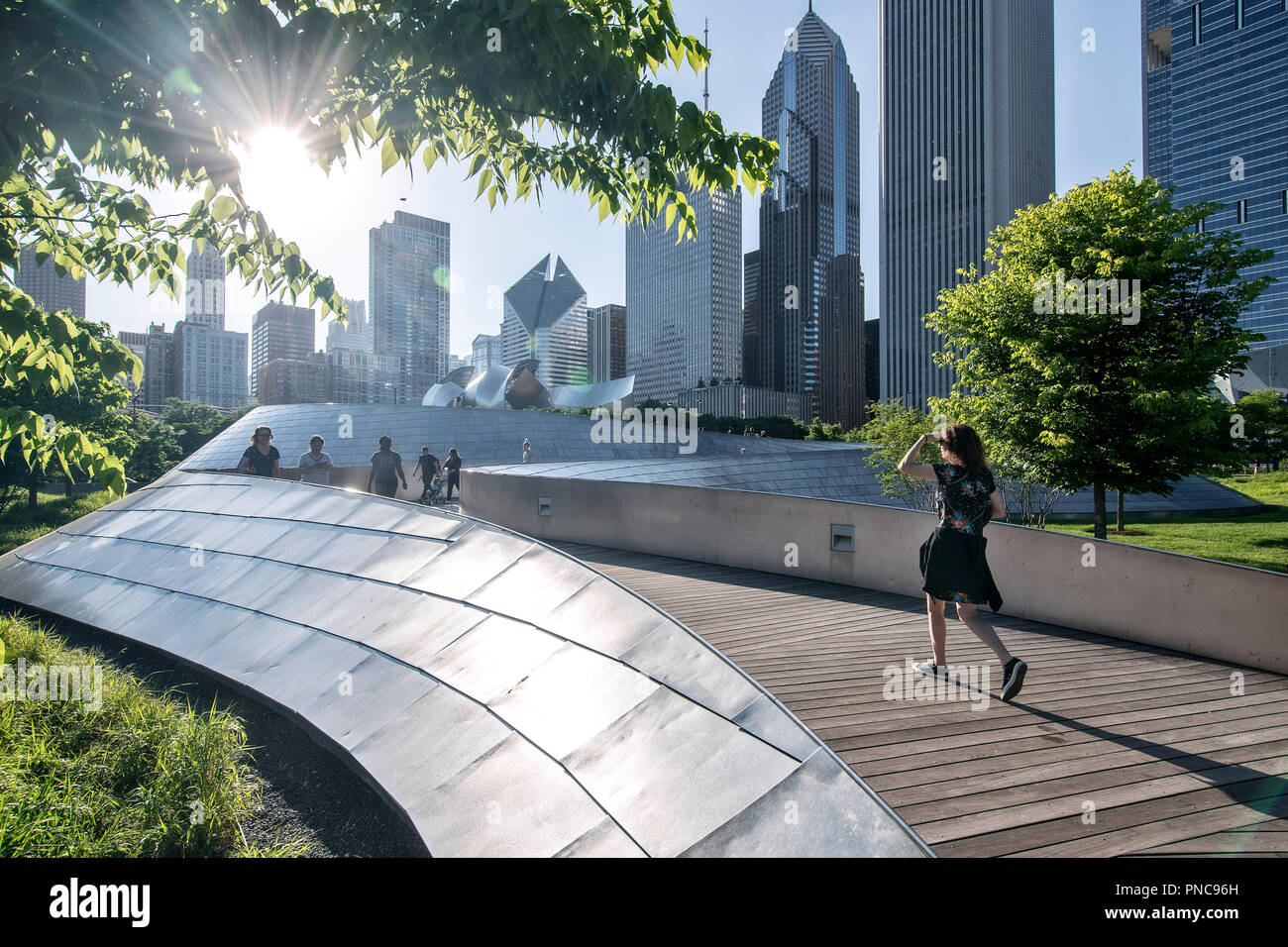 BP Fußgängerbrücke von dem Architekten Frank O. Gehry mit Chicago, IL Skyline. Stockfoto