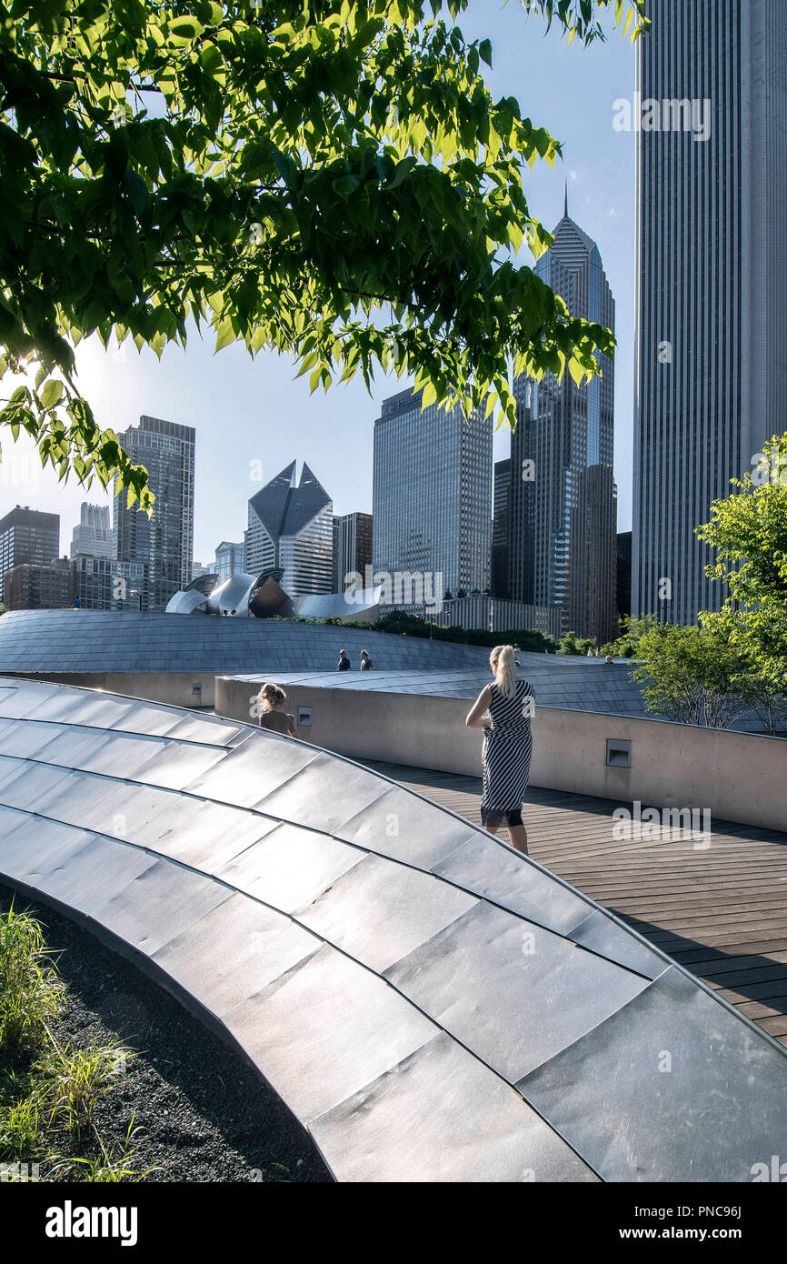 BP Fußgängerbrücke von dem Architekten Frank O. Gehry mit Chicago, IL Skyline. Stockfoto
