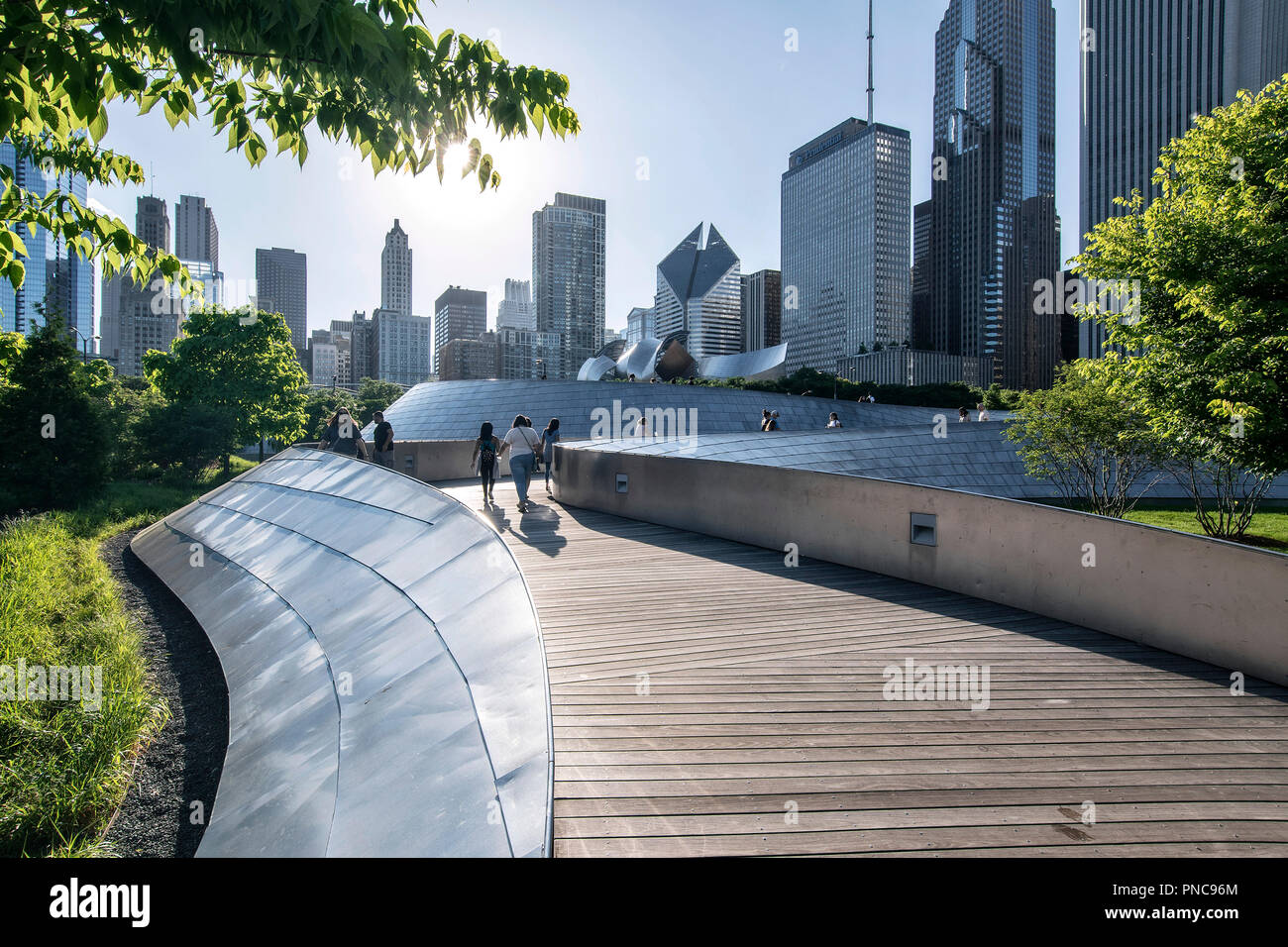 BP Fußgängerbrücke von dem Architekten Frank O. Gehry mit Chicago, IL Skyline. Stockfoto