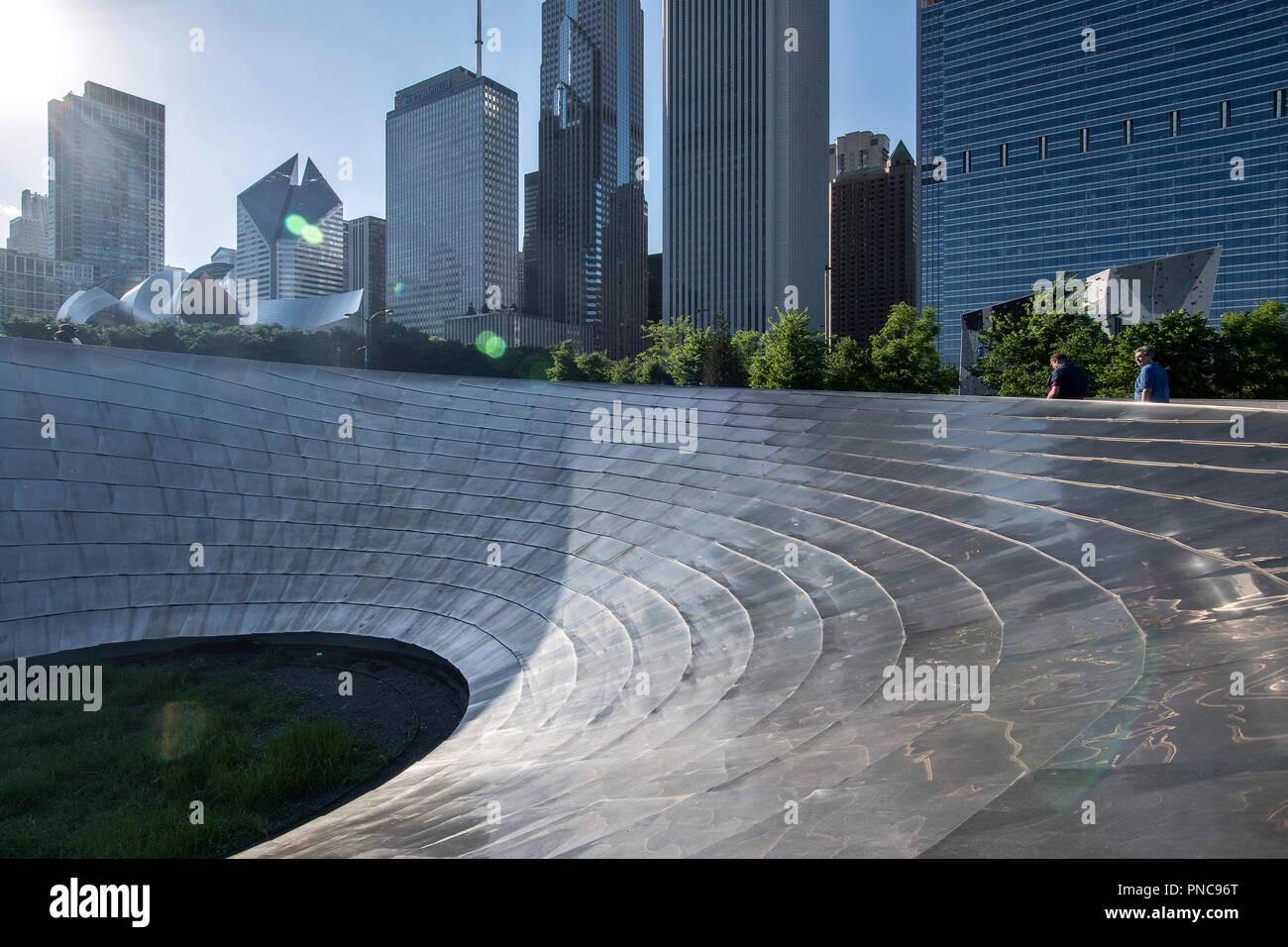 BP Fußgängerbrücke von dem Architekten Frank O. Gehry mit Chicago, IL Skyline. Stockfoto