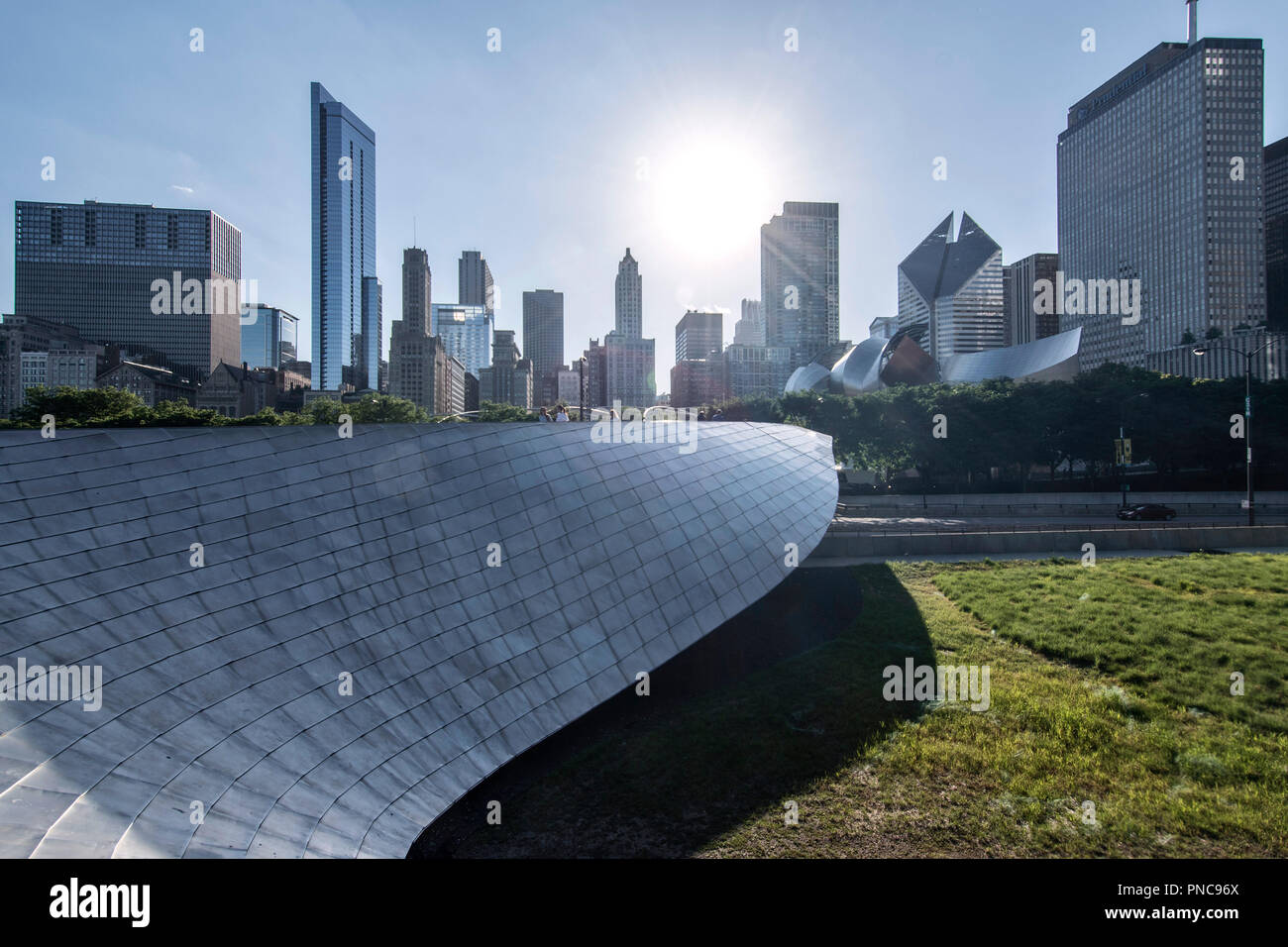 BP Fußgängerbrücke von dem Architekten Frank O. Gehry mit Chicago, IL Skyline. Stockfoto