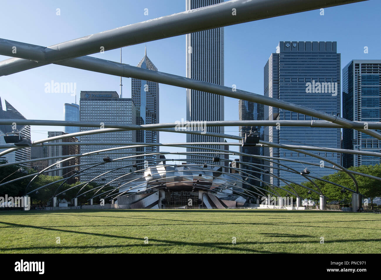 Jay Pritzker Pavilion Konzertmuschel, von dem Architekten Frank O. Gehry in Millennium Park mit dem Chicago, IL Skyline. Stockfoto