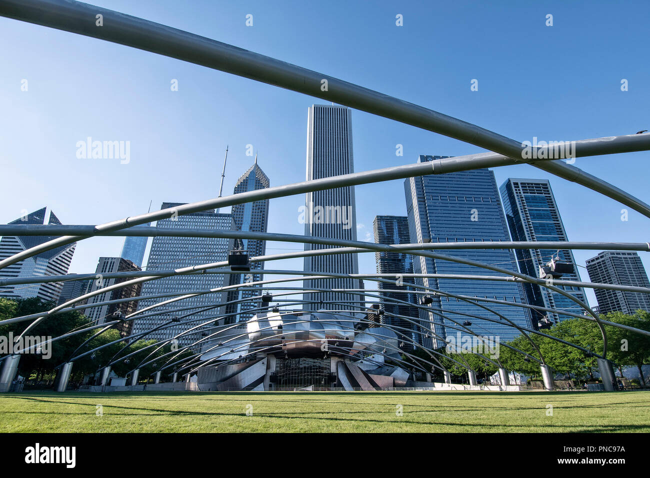 Jay Pritzker Pavilion Konzertmuschel, von dem Architekten Frank O. Gehry in Millennium Park und Blick auf die Skyline von Chicago, IL. Stockfoto