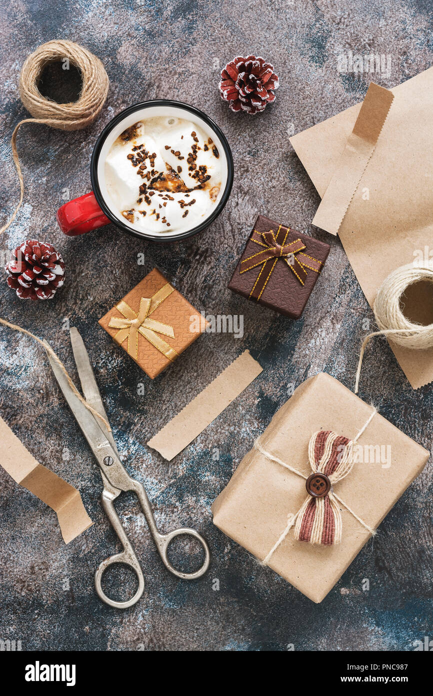 Weihnachten Hintergrund mit selbstgemachte Geschenke und heiße Schokolade  mit Marshmallows auf einem urigen Hintergrund. Das Konzept von Weihnachten.  Ansicht von oben, flach l Stockfotografie - Alamy