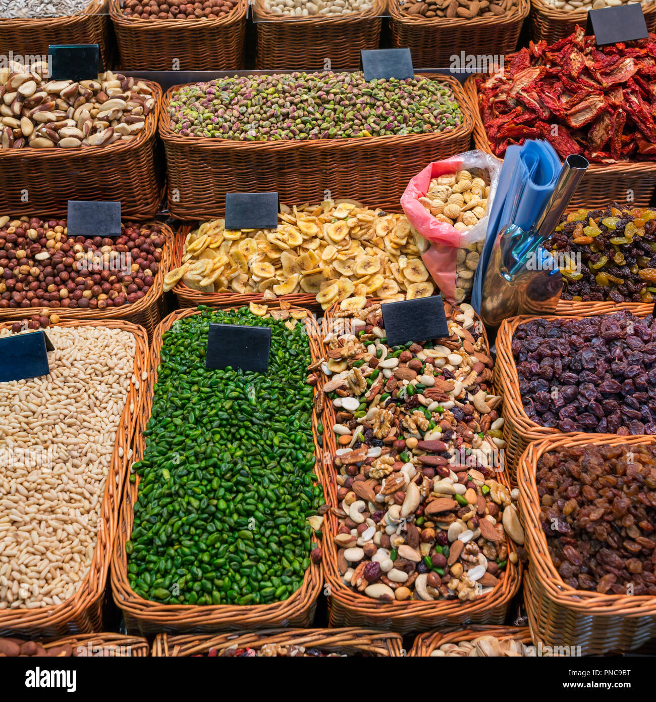 Getrocknete Früchte und Nüsse auf dem Markt in Barcelona, Spanien Stockfoto