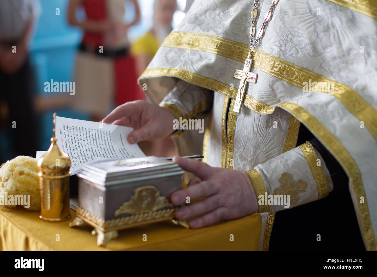 Die Hände der priesterlichen Kreuz und die Bibel Stockfoto