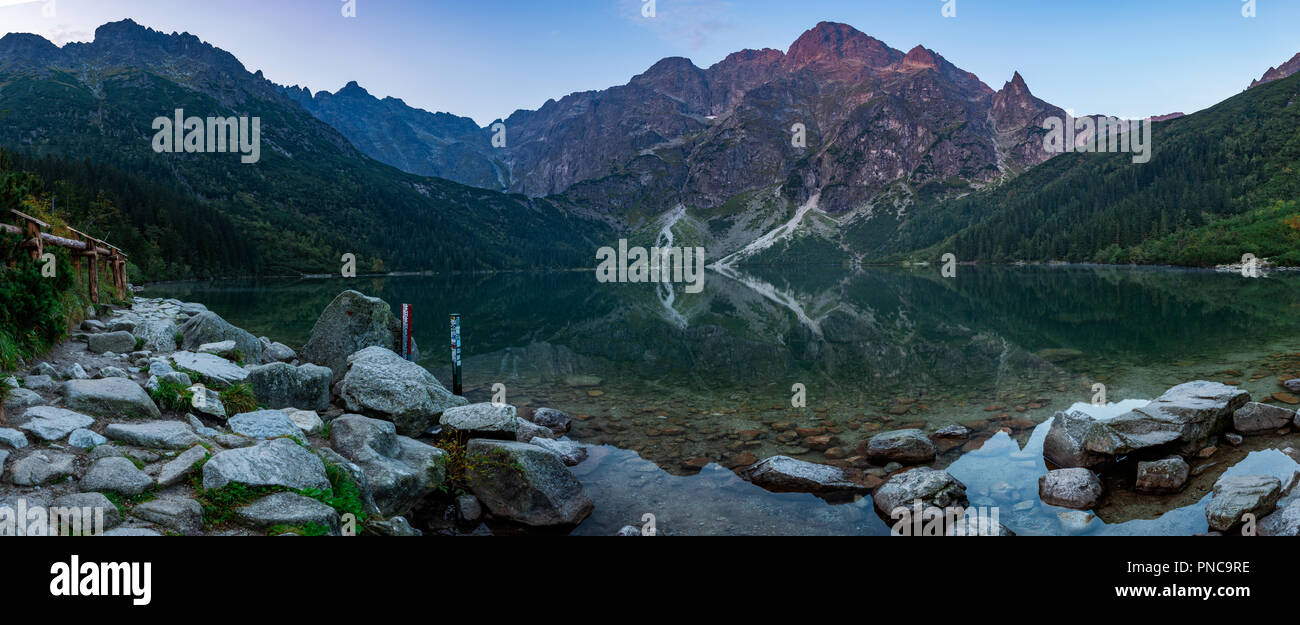 See in das Bergpanorama Morskie Oko Stockfoto