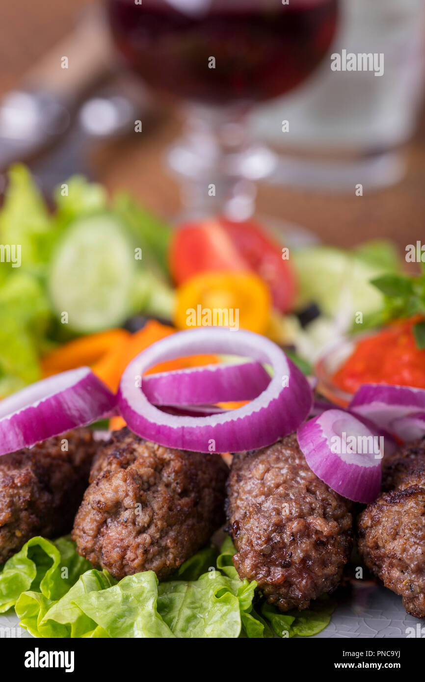 Cevapi cevapcici traditional bosnian meat Fotos und Bildmaterial in