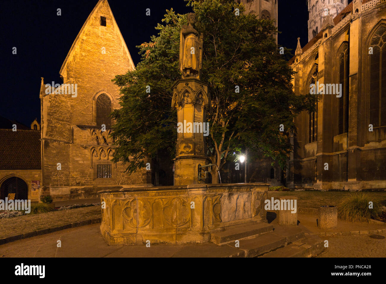 Naumburg, Deutschland - 14. September 2018: Ansicht der Ekkehard Brunnen vor der Naumburger Dom, der zum Weltkulturerbe seit 2018. Stockfoto