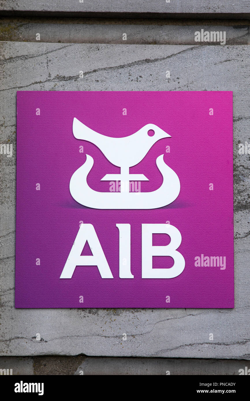 Waterford, Irland - 14 August 2018: Das Logo der AIB-Allied Irish Banks, neben dem Eingang eines AIB Bank Filiale in der Stadt der Wat Stockfoto