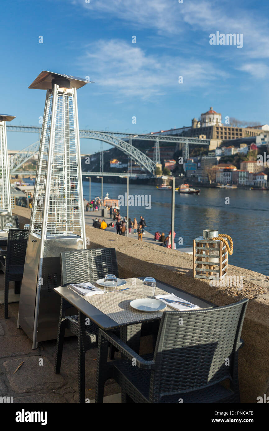 Café am Ufer des Flusses Douro mit einem schönen Blick auf Ponte Dom Luis Brücke in Porto, Portugal Stockfoto