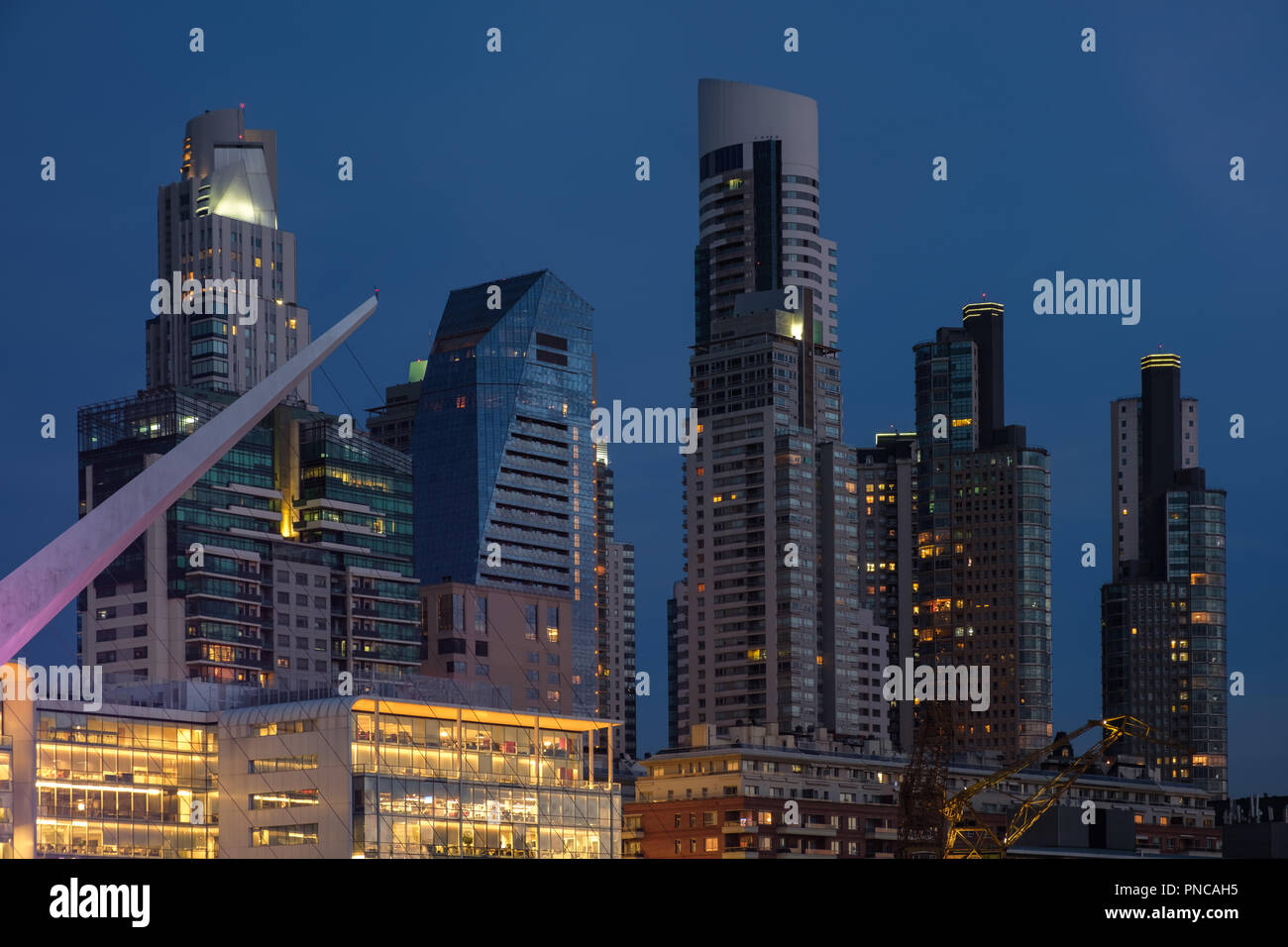 Buenos Aires moderne Architektur Skyline fest Schuss an der blauen Stunde in Argentinien Stockfoto