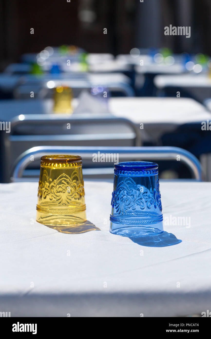 Gläser von berühmten Murano Glas auf dem Tisch auf der Insel Murano, Venedig, Italien Stockfoto