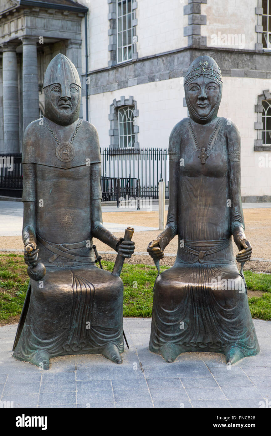 Waterford, Irland - 16. August 2018: Skulpturen von Vikings Strongbow und seine Frau Aoife, in der historischen Stadt Waterford, Republik von Stockfoto