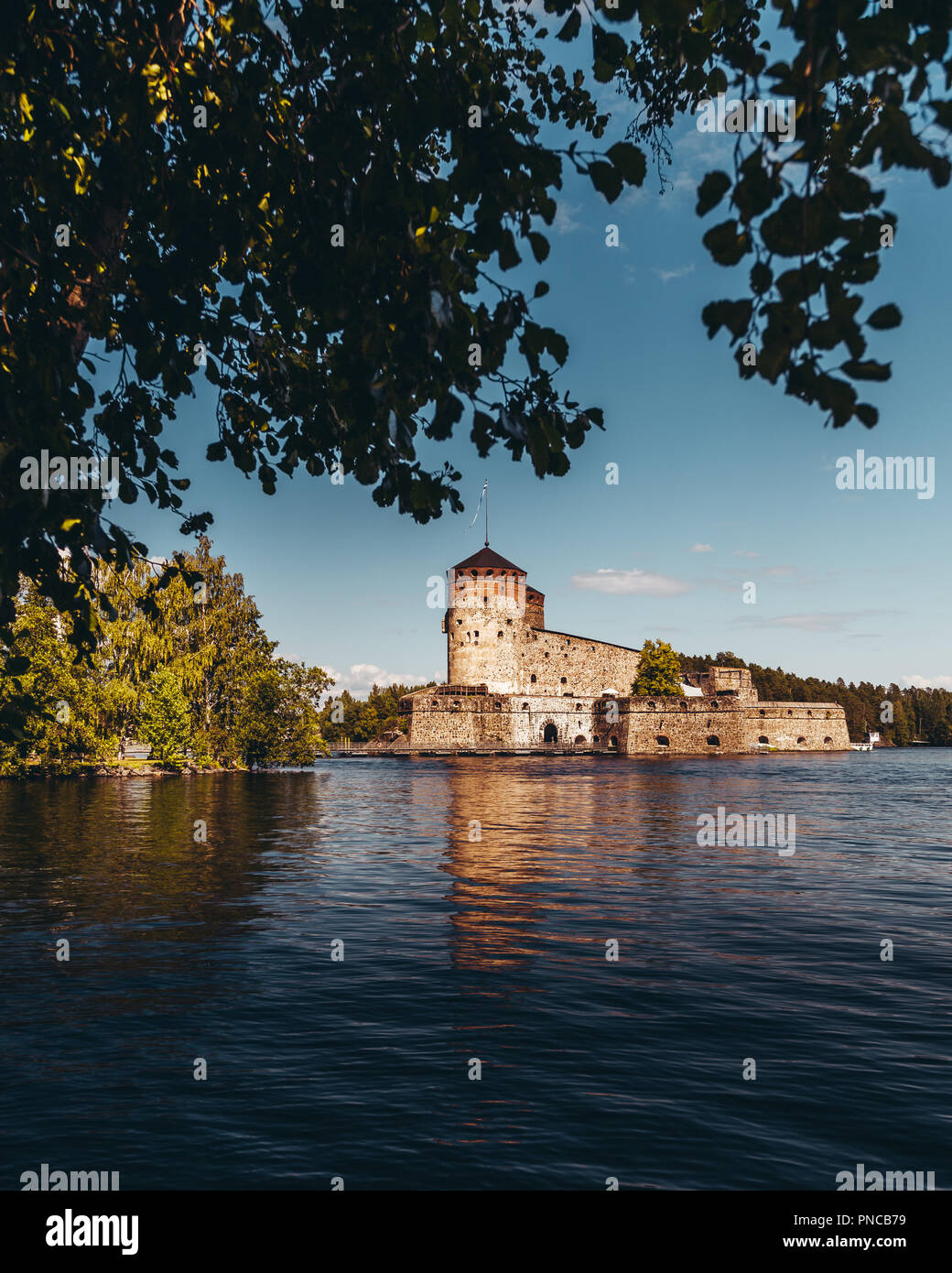 Burg Olavinlinna in Savonlinna Finnland an einem sonnigen Tag Stockfoto