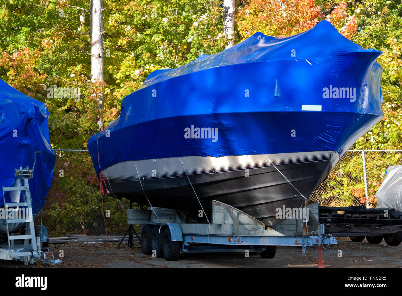Blau schützende Plane auf Power Boat in Partien Stockfoto