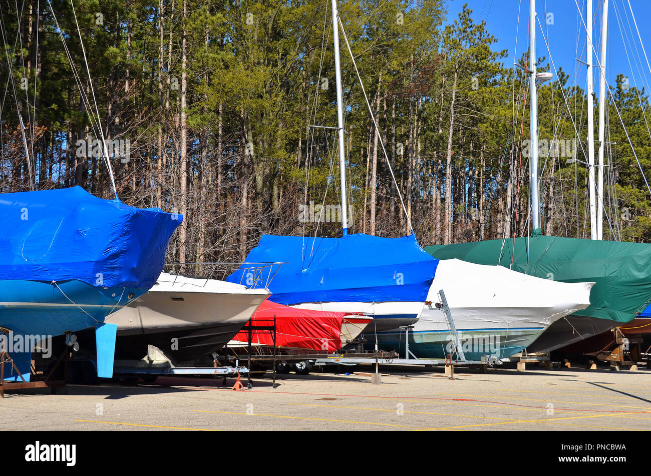 Winterfest Boote mit Abdeckungen in Partien Stockfoto