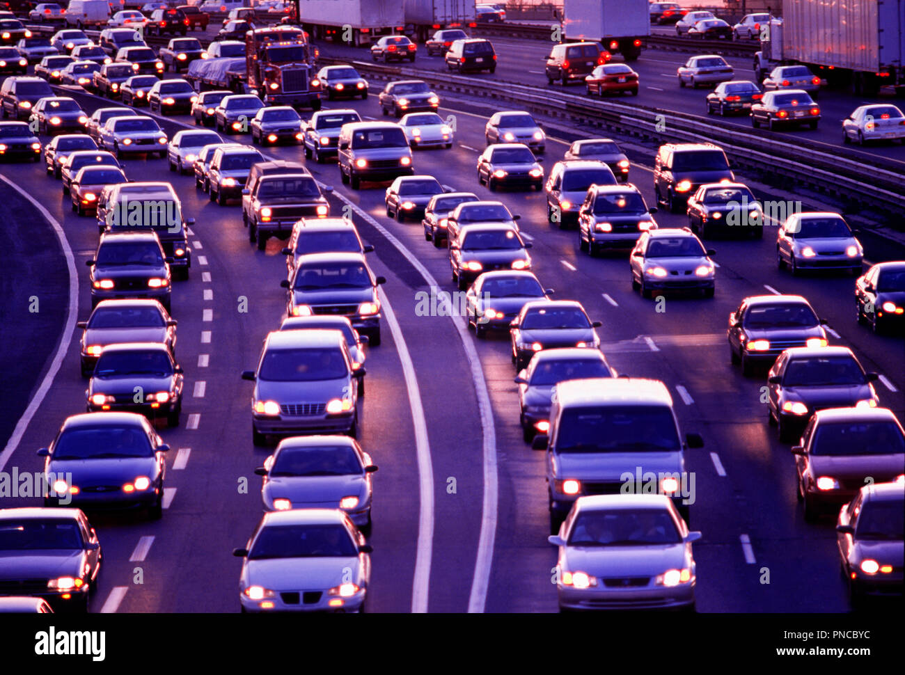 Viel Verkehr auf der Autobahn 401, Toronto, Ontario, Kanada Stockfoto