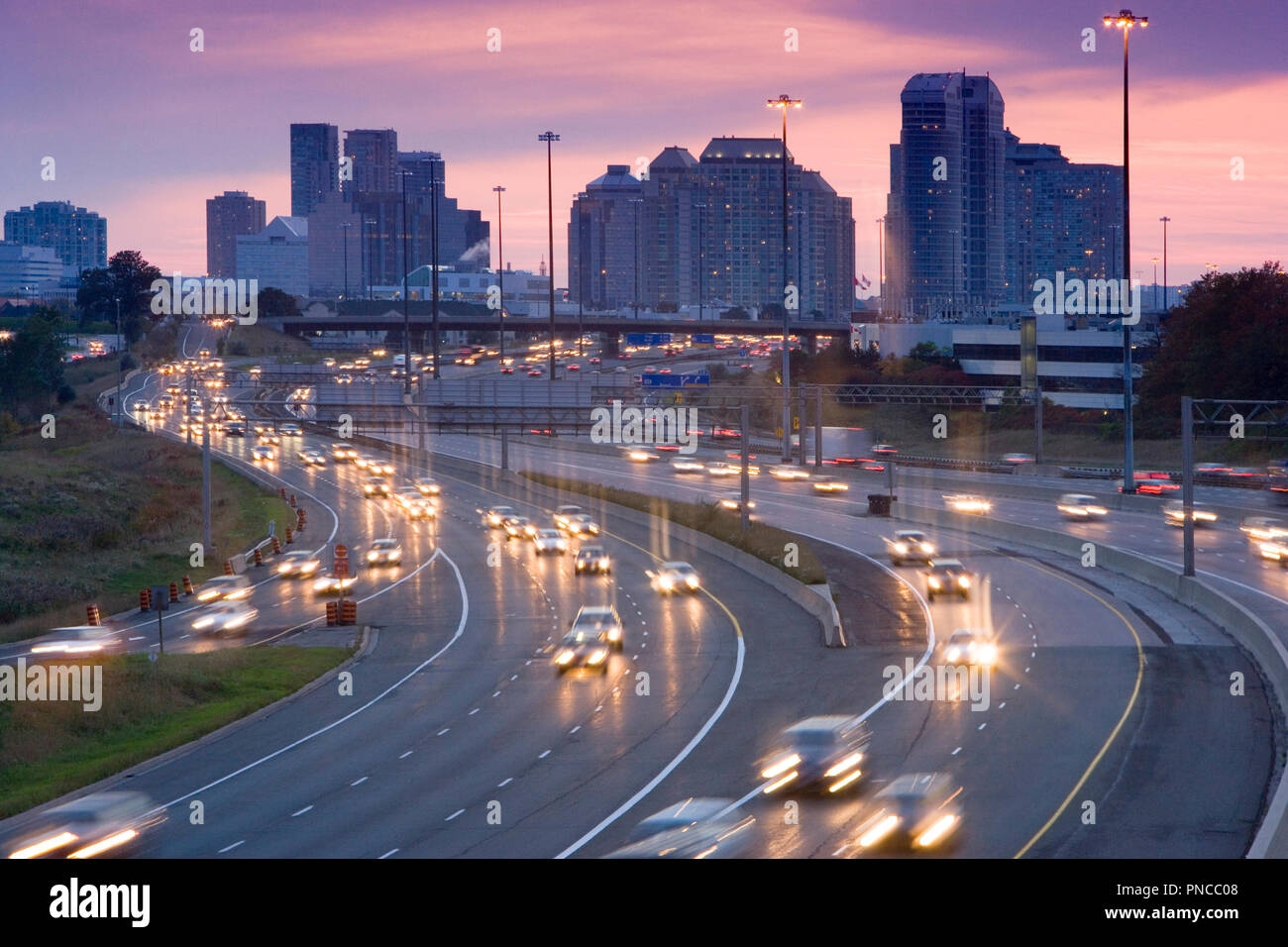 Nordamerika, Kanada, Ontario, Toronto, der Verkehr auf der Autobahn 401 bei Dämmerung, einer der verkehrsreichsten Straßen in der Welt Stockfoto