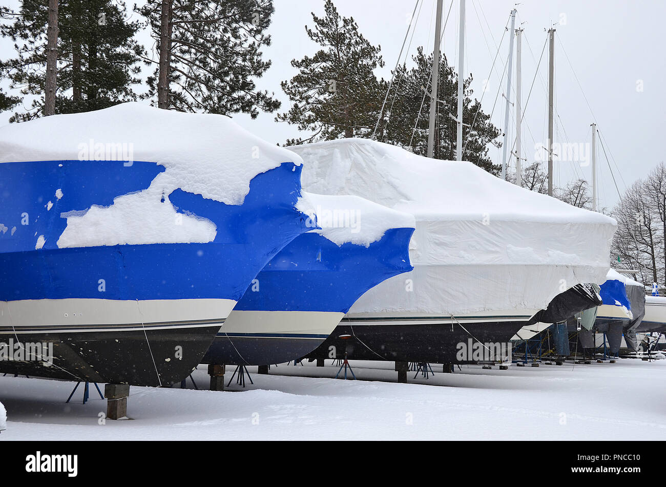 Winterfest Boote mit blauen im Winter Stockfoto