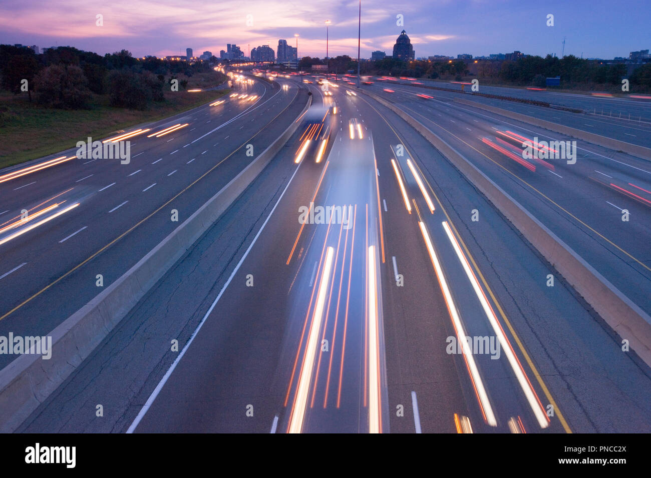 Nordamerika, Kanada, Ontario, Toronto, der Verkehr auf der Autobahn 401 bei Dämmerung, einer der verkehrsreichsten Straßen in der Welt Stockfoto