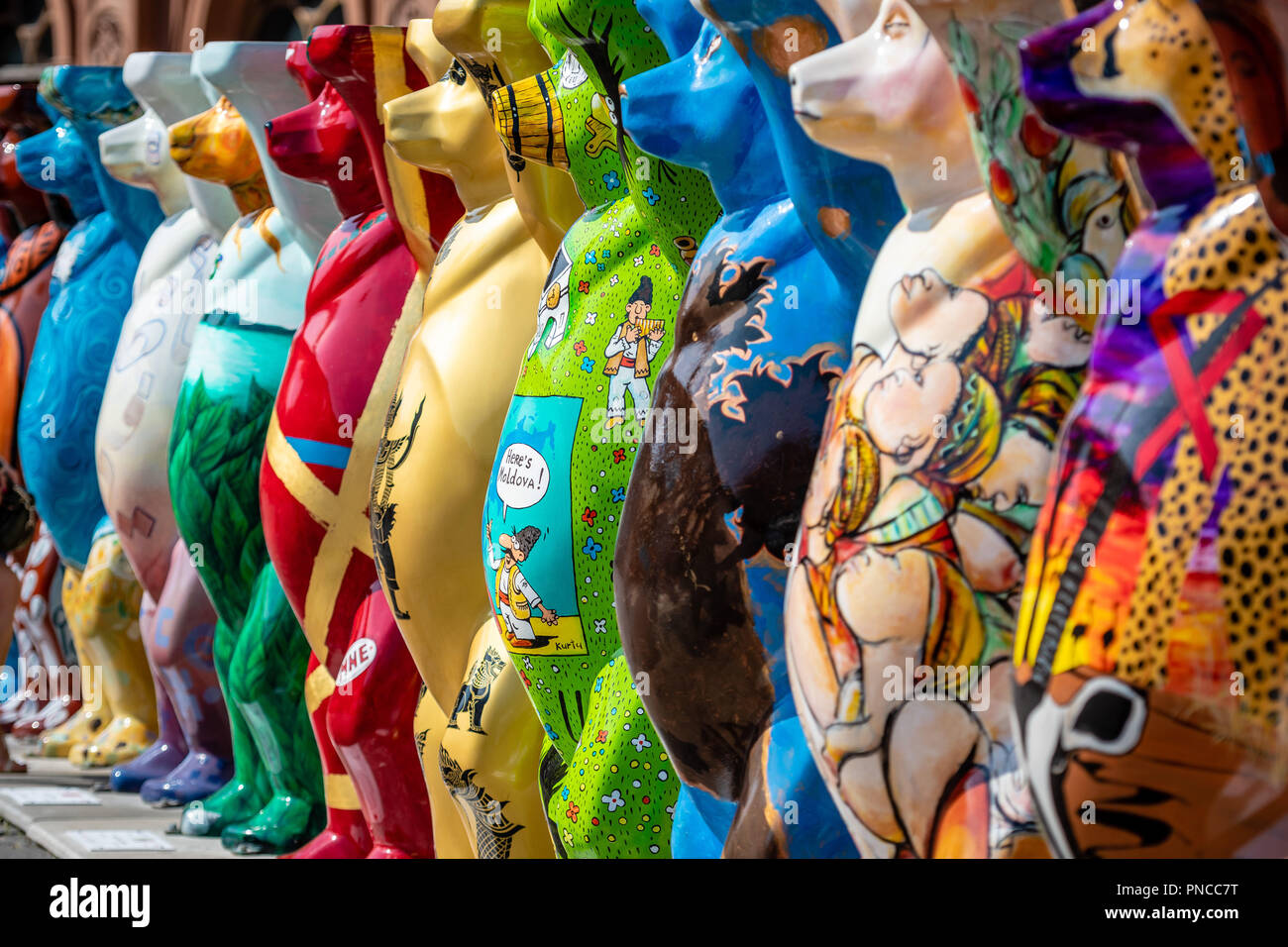 Riga. Lettland. United Buddy Bears Ausstellung. Der Altstädter Ring ist der Bär Skulptur Zeile entfernt. Stockfoto