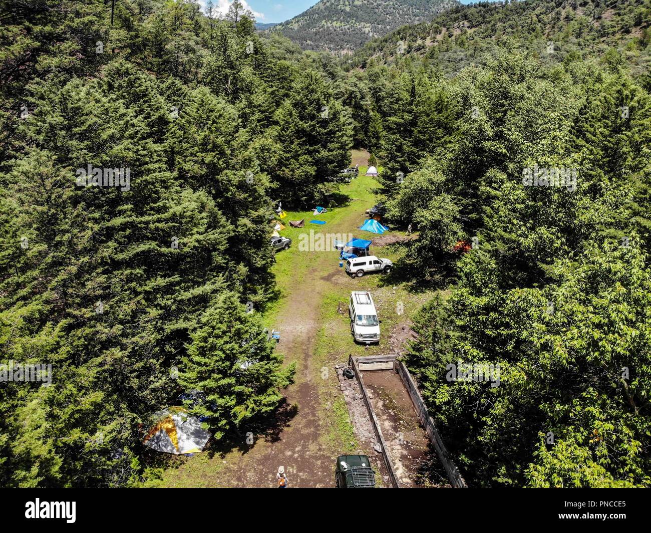 Vista aerea de paisaje Rural y campamento Expedición Entdeckung Madrense en el Medio del Bosque. Rancho La Presita en La Mesa Tres Rios, Sonora Mexiko Stockfoto