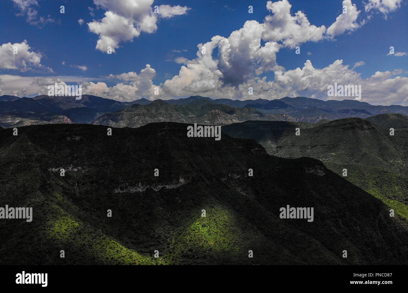 Vista Aerea. Verde paisaje en un dia nublado, durante Expedición Entdeckung Madrense en La Mesa Tres Rios, Sonora Mexico. Sierra Madre Occidental. Sier Stockfoto