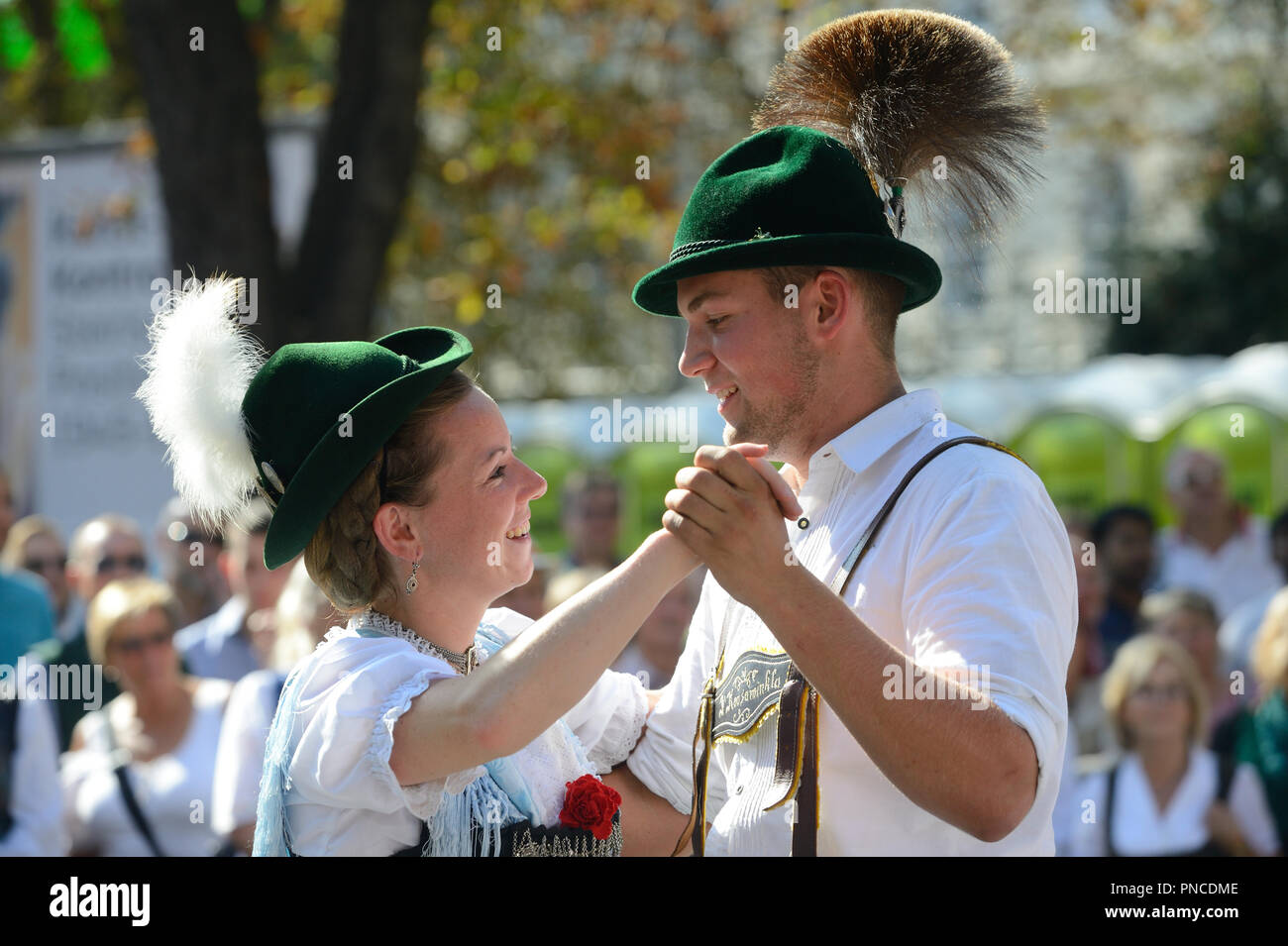 Graz, Steiermark, Österreich. Großes Volkskulturfestival in der Landeshauptstadt Steiermark. Bild zeigt Tänzer einer bayerischen Tanz- und Kostümgruppe Stockfoto