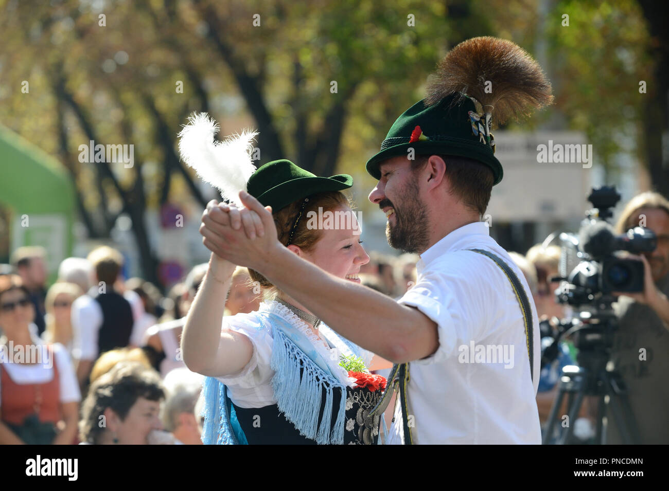 Graz, Steiermark, Österreich. Großes Volkskulturfestival in der Landeshauptstadt Steiermark. Bild zeigt Tänzer einer bayerischen Tanz- und Kostümgruppe Stockfoto