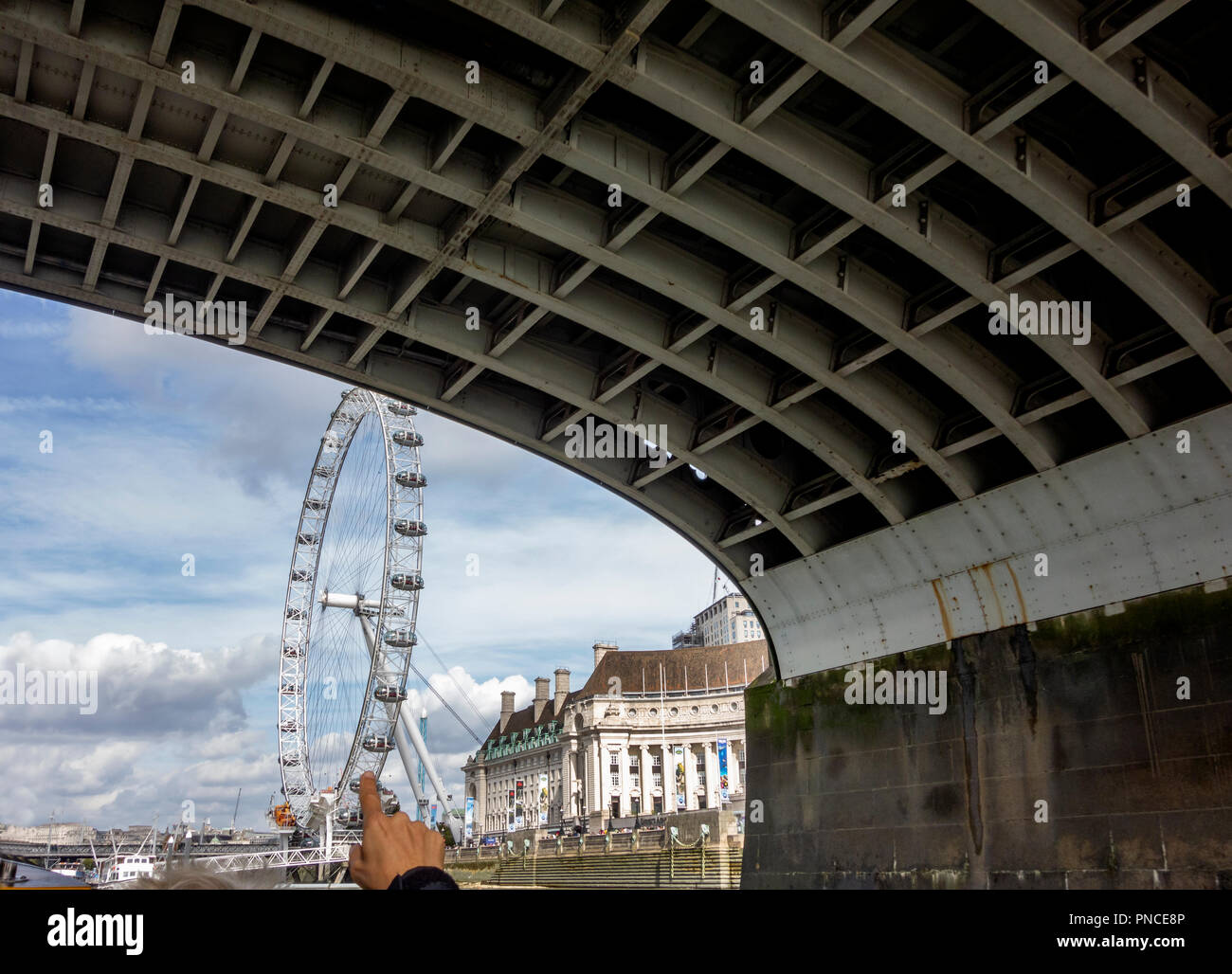 Das London Eye, Riesenrad, mit der County Hall. Von der Themse, unter Westmister Brücke fotografiert. Stockfoto Das London Eye, Riesenrad, mit der County Hall. Von der Themse, unter Westmister Brücke fotografiert. Stockfoto