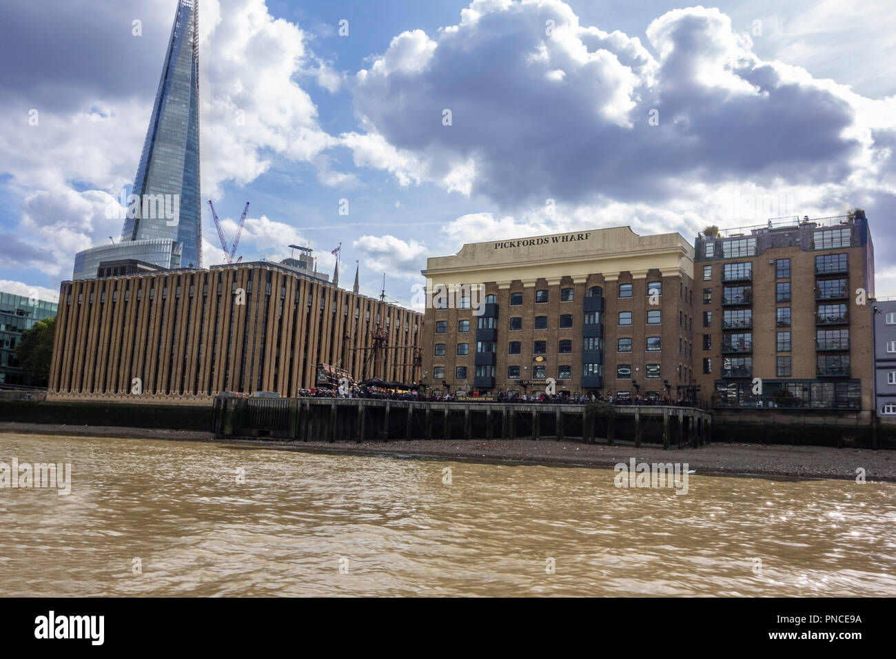 The Shard, Pickfords Wharf und die Alten Thameside Inn auf Londons South Bank entlang der Themse. Stockfoto