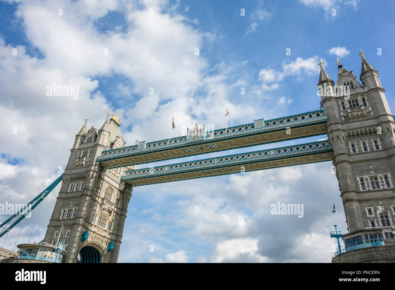 Tower bridge ikonischen Struktur vom Fluss fotografiert. Fast von unten. Stockfoto