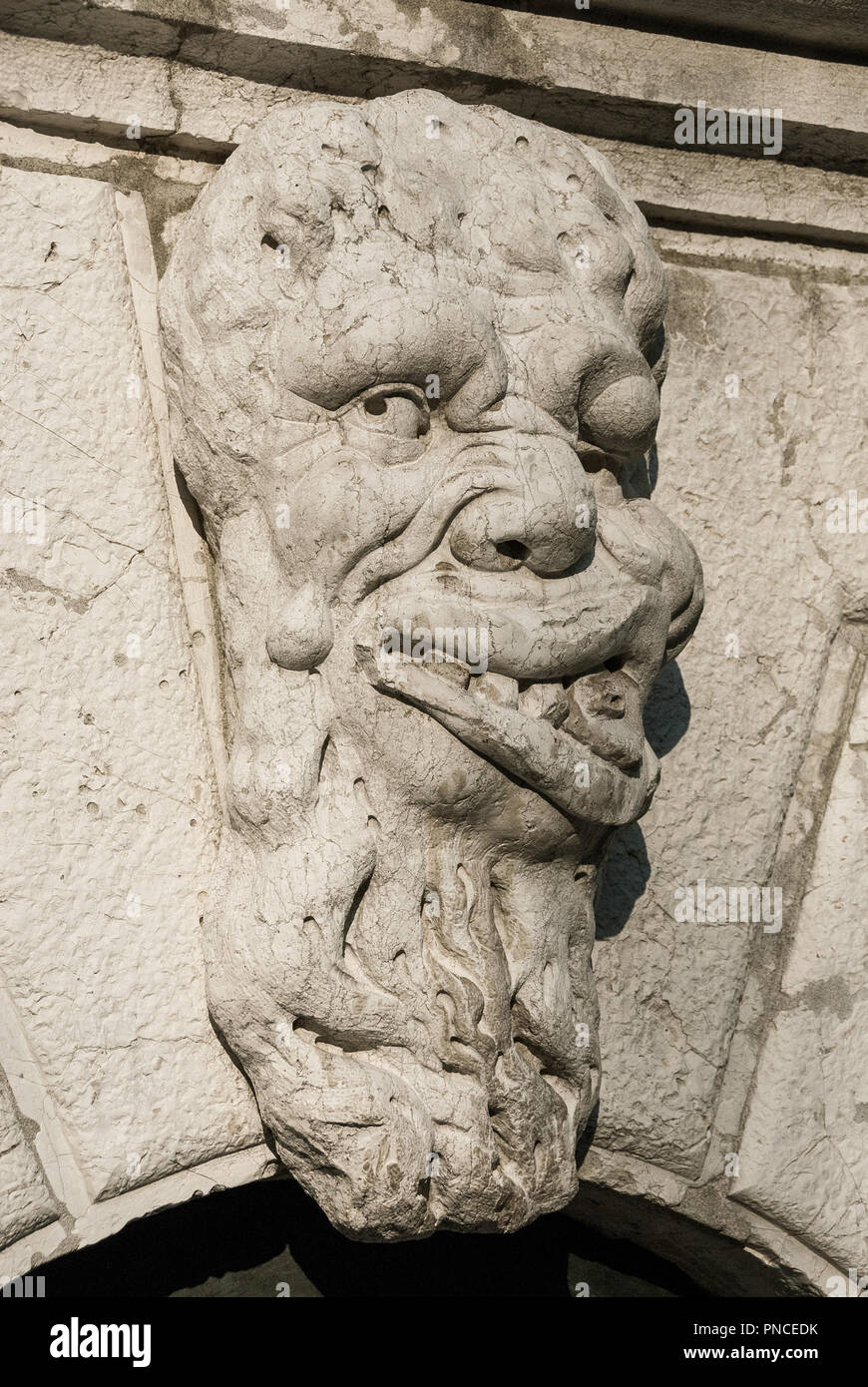 Groteske in Venedig. Bizarre Monster guardian Kopf auf Santa Formosa Glockenturm der Kirche (17. Jahrhundert) Stockfoto