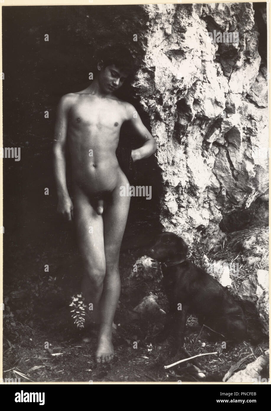 Ein Junge und ein Hund. Datum/Zeit: Ca. 1900. Drucken. Gelatine Silber. Höhe: 210 mm (8.26 in); Breite: 148 mm (5.82 in). Autor: Wilhelm von Gloeden. Stockfoto