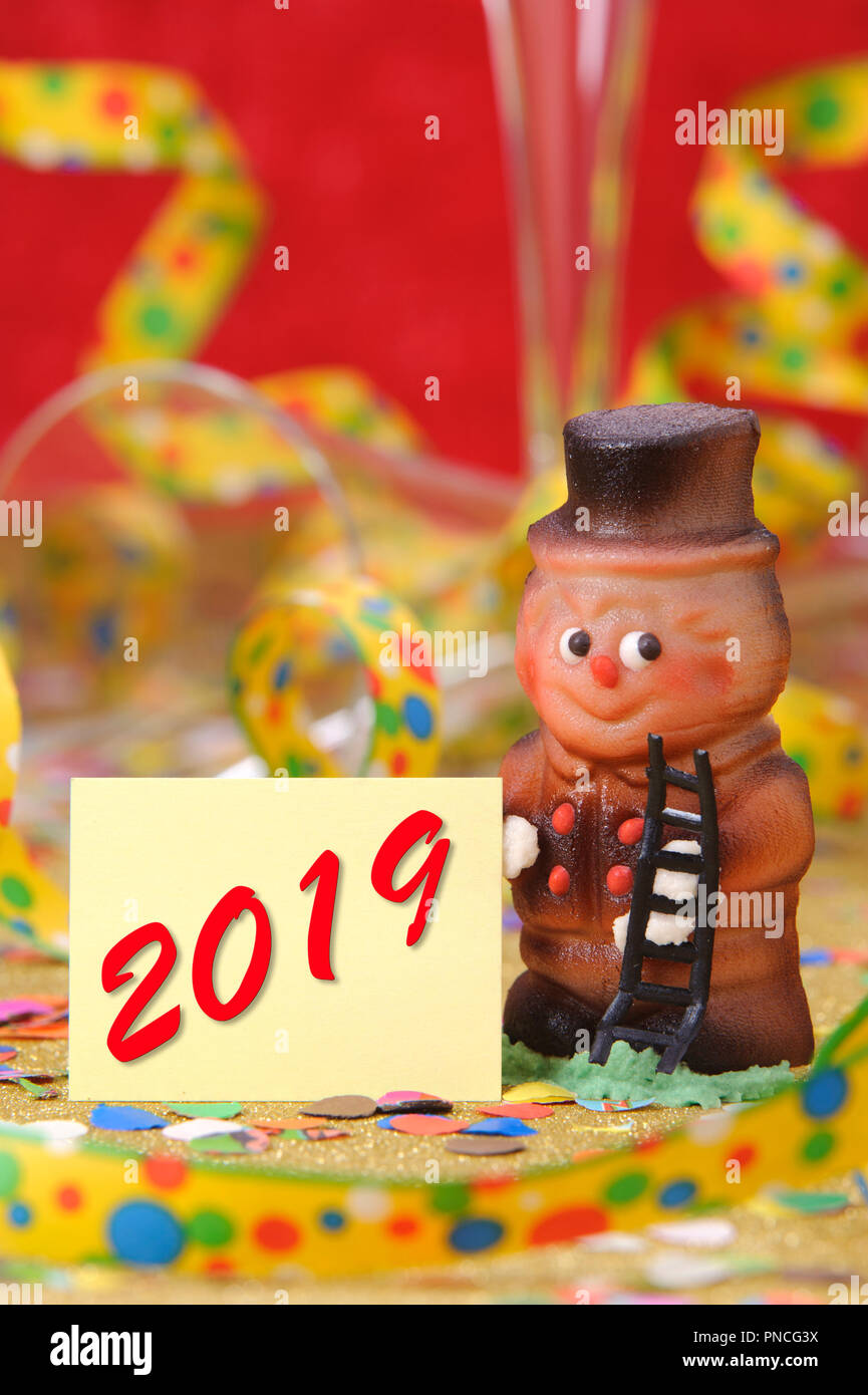 Cork stopper Champagner mit Silvester Datum 2019 und Glücksbringer Stockfoto