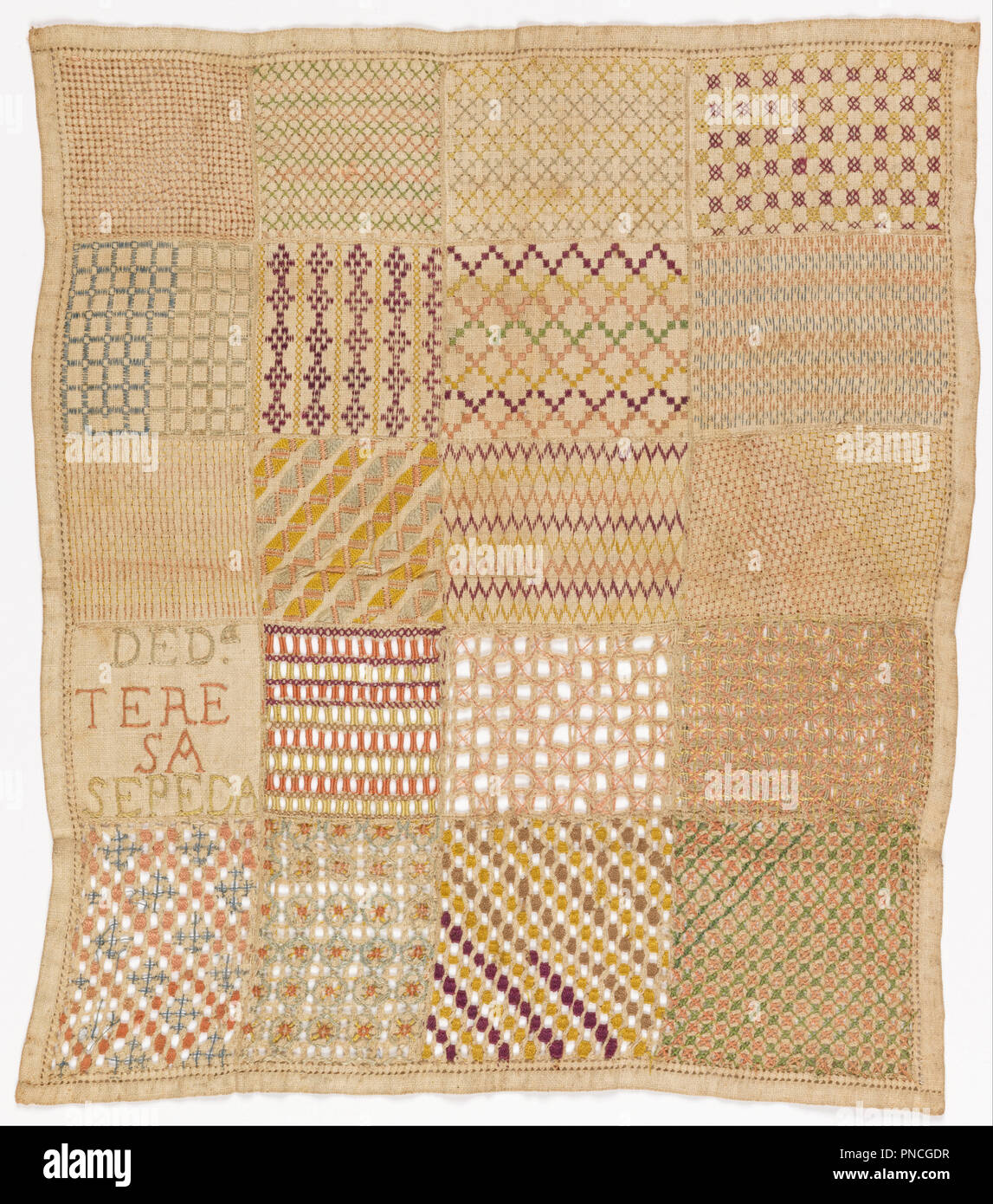 Sampler. Datum/Zeitraum: Anfang des 19. Jahrhunderts. Sampler. Medium: Seide sticken auf Leinen Stiftung. Technik: bestickte in der Kette, Satin, Kreuz, 4-seitig und Stiche mit zurückgezogen Element arbeiten an leinwandbindung Stiftung. Höhe: 390 mm (15.35 in); Breite: 335 mm (13.18 in). Autor: Teresa Sepeda. Stockfoto