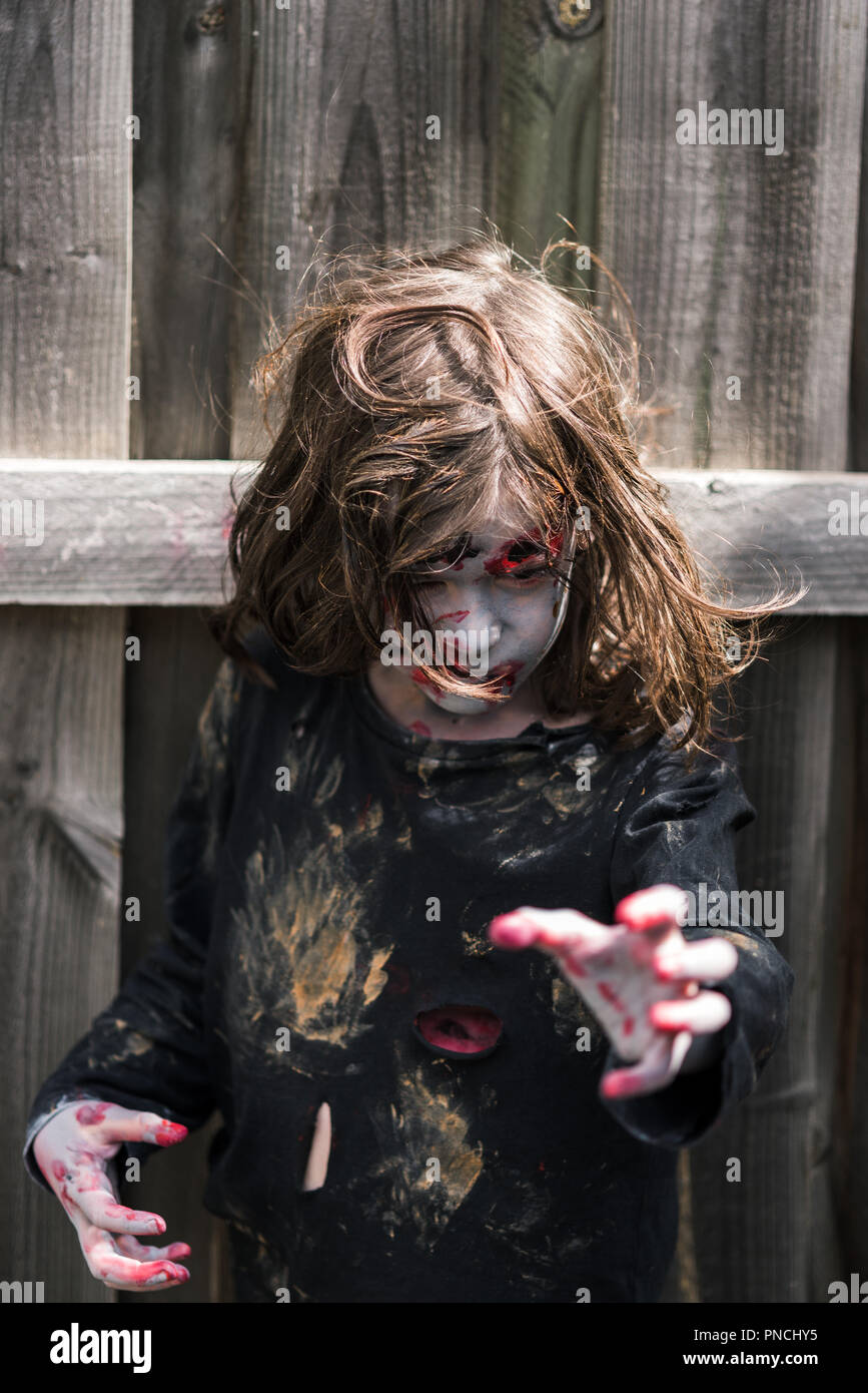 Junge Mädchen zombie Suchen unheimlich und bedrohlich Stockfoto