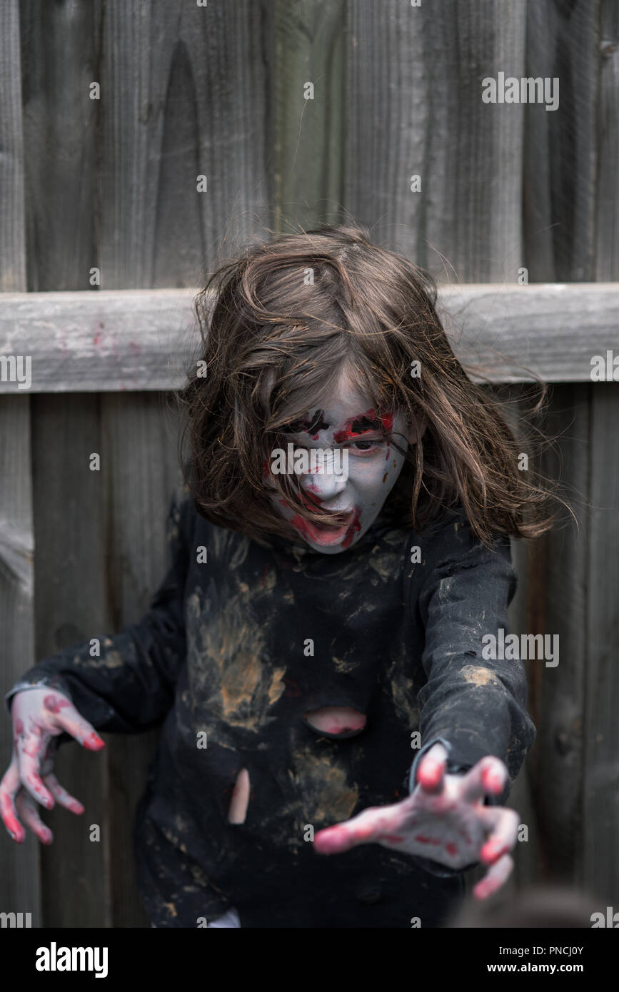 Junge Mädchen zombie Suchen unheimlich und bedrohlich Stockfoto