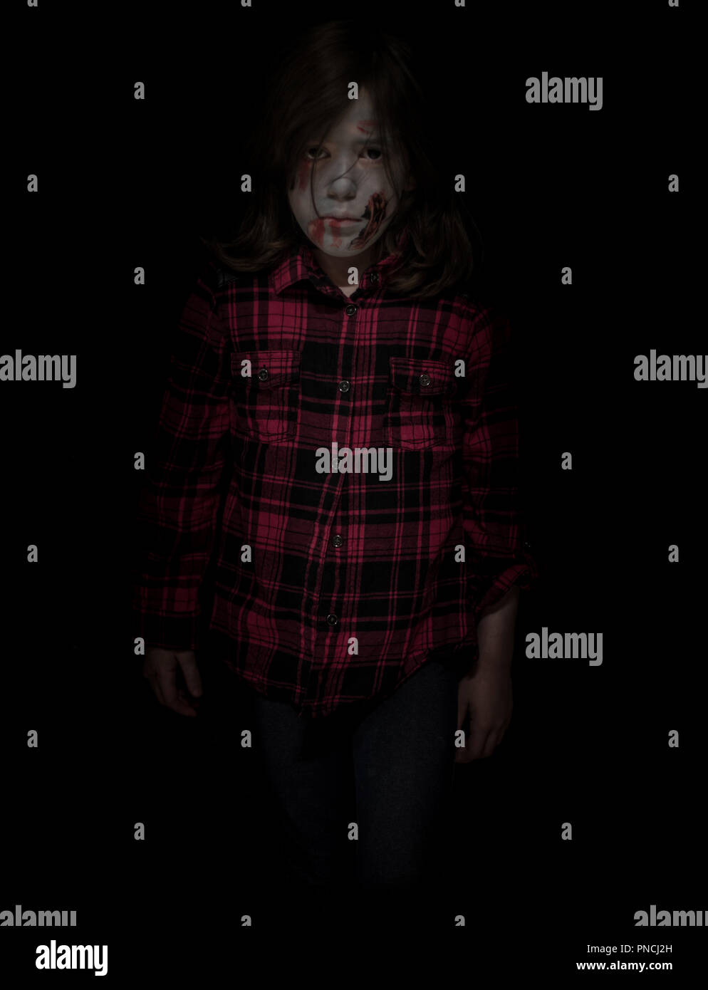 Junge Mädchen vorgibt, ein unheimlich Zombie im Dunkeln gruselig sein wie Stockfoto